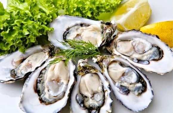 Hàu là một trong những thực phẩm giàu sắt hàng đầu, thậm chí vượt trội so với thịt bò. 