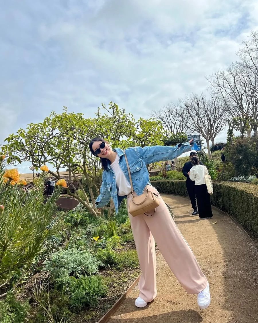 Áo khoác denim dáng ngắn dễ dàng thích nghi với nhiều phong cách khác nhau, từ casual đến cá tính. 