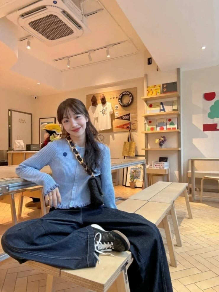 Ưu tiên các chất liệu tự nhiên như len, cotton hoặc sợi pha cao cấp sẽ mang lại cảm giác thoải mái, ấm áp và nâng tầm diện mạo trong những ngày thời tiết se lạnh.

