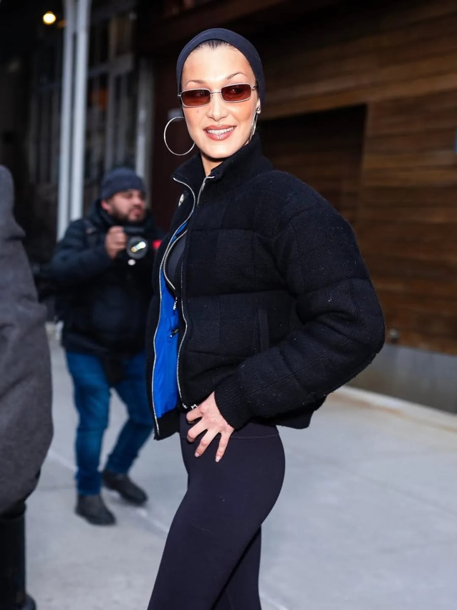 Phiên bản croptop của áo nỉ hoặc hoodie mang đến hình ảnh trẻ trung, năng động nhưng không kém phần thời trang.