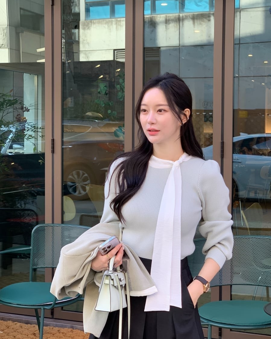 . Đây là kiểu tóc dễ ứng dụng trong nhiều hoàn cảnh, từ công việc hằng ngày đến những buổi gặp gỡ nhẹ nhàng trong mùa lạnh.