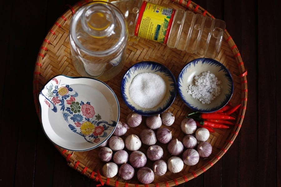 Ngâm tỏi trắng giòn, để lâu trong xanh không nát chỉ cần đúng 1 bước này