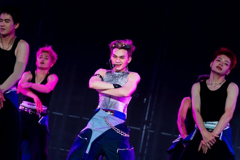 Wonbi đốt cháy sân khấu với kỹ năng trình diễn chuyên nghiệp