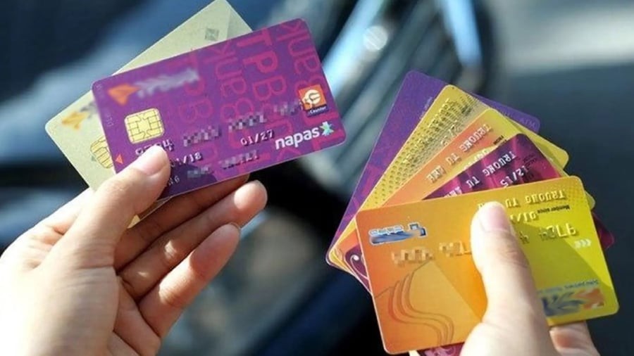 Ngân hàng sẽ ngừng chấp nhận Hộ chiếu làm giấy tờ tùy thân đối với khách hàng cá nhân là công dân Việt Nam. Do đó, khách hàng cần cập nhật lại giấy tờ tùy thân.