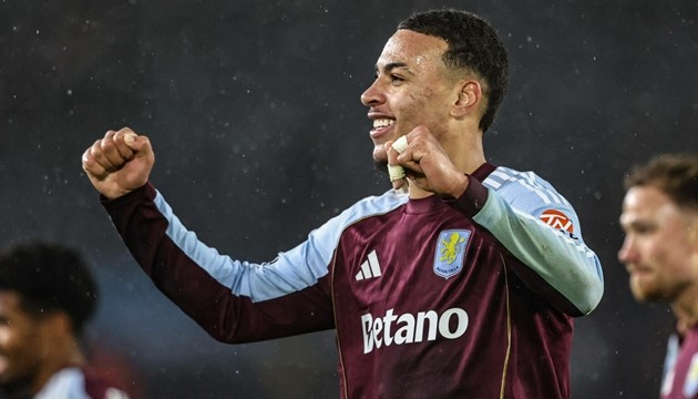 Rogers vẽ nên 2 siêu phẩm vào lưới Man United.