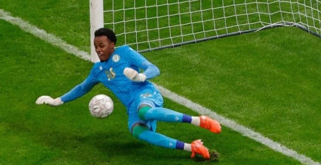 Thủ môn Yannick Pandor cản phá quả 11m.