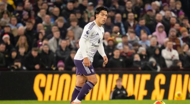 Martinez nổi bật dù MU thua trận.