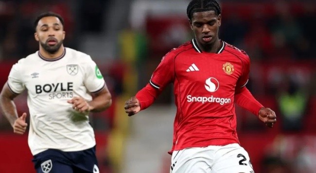 Ayden Heaven ở trận đấu với Aston Villa.