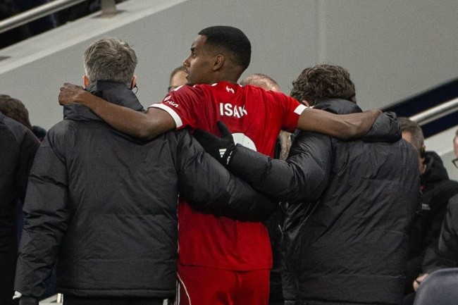 Isak dính chấn thương nghiêm trọng.