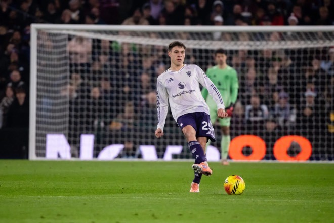 Ugarte nhạt nhòa trong thất bại của MU tại Villa Park.