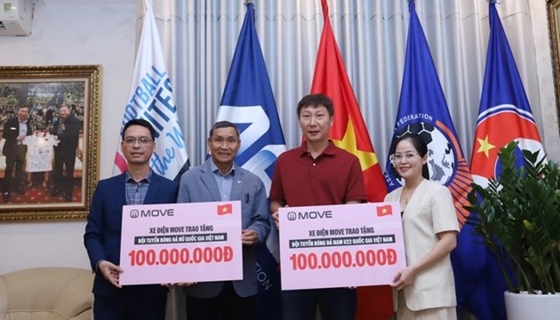 U22 Việt Nam và đội tuyển nữ Việt Nam nhận thưởng động viên từ VFF cũng như các doanh nghiệp.