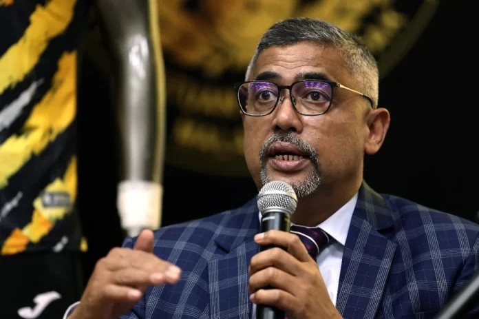 Tổng thư ký FAM Noor Azman Rahman bị FIFA điều tra vụ giả mạo hồ sơ cầu thủ nhập tịch của bóng đá Malaysia.