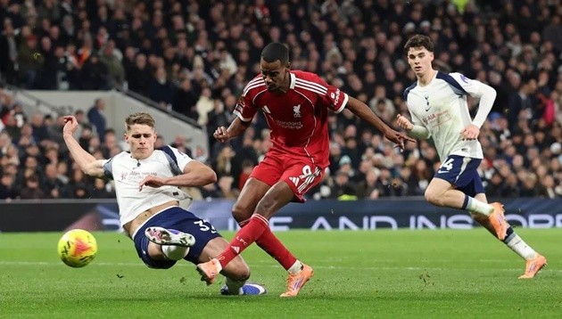 Van de Ven vào bóng nguy hiểm với Isak