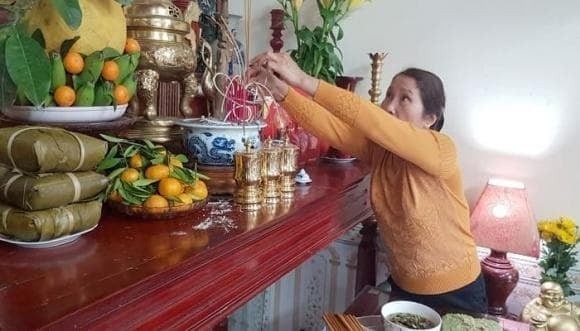 Vào thời điểm cuối năm, có gia đình nhận thấy khu vực bàn thờ dù vẫn được lau dọn gọn gàng nhưng lại toát lên cảm giác lạnh lẽo, thiếu sinh khí.