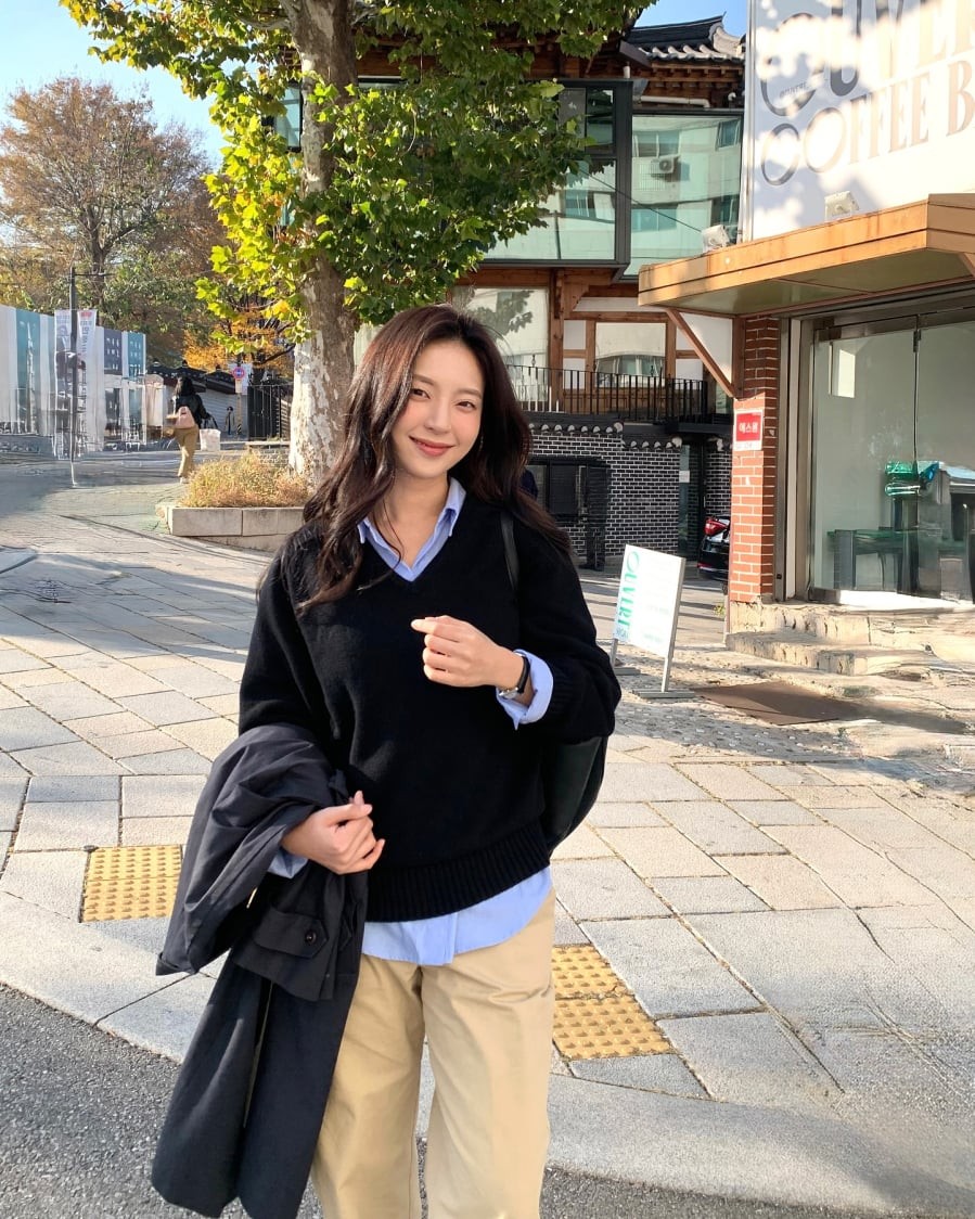 Màu đen luôn đứng đầu danh sách các gam màu giúp vóc dáng trông gọn gàng hơn.