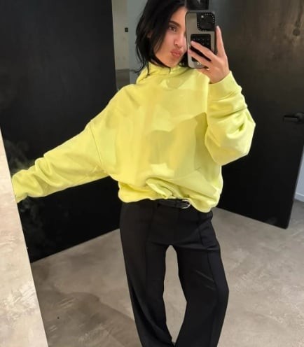 Outfit này đặc biệt phù hợp cho môi trường sáng tạo, cà phê hẹn hò hoặc những ngày muốn ăn vận thoải mái nhưng vẫn có thần thái.