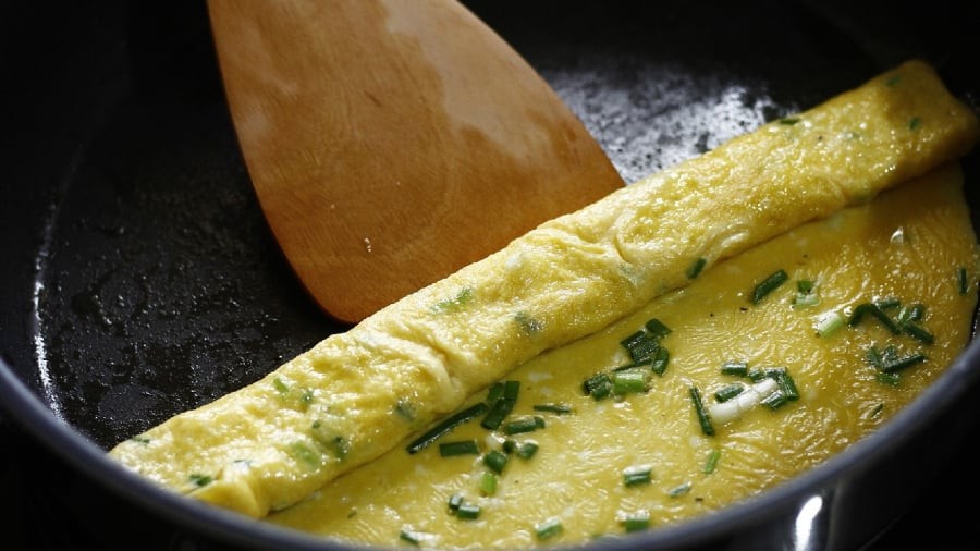 Khi đánh trứng, bạn có thể thêm một ít nước hoặc vài giọt nước cốt chanh. Điều này giúp trứng rán nở phồng, mềm mịn hơn.