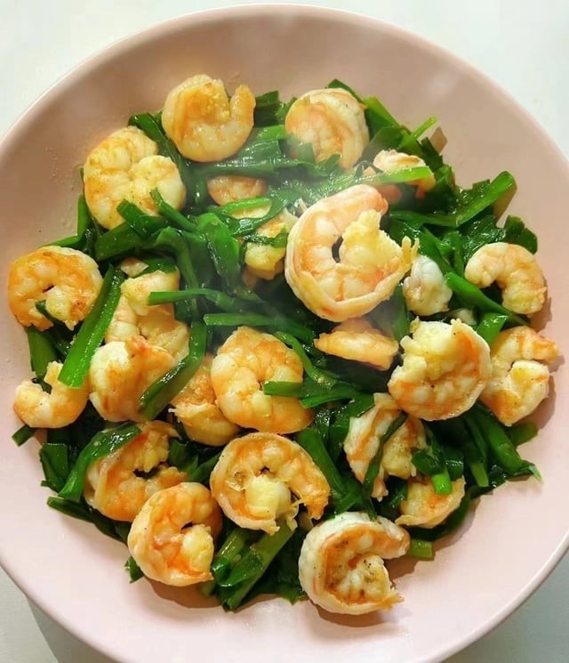 Rau hẹ là loại rau quen thuộc, giá rẻ nhưng rất được ưa chuộng vào mùa đông