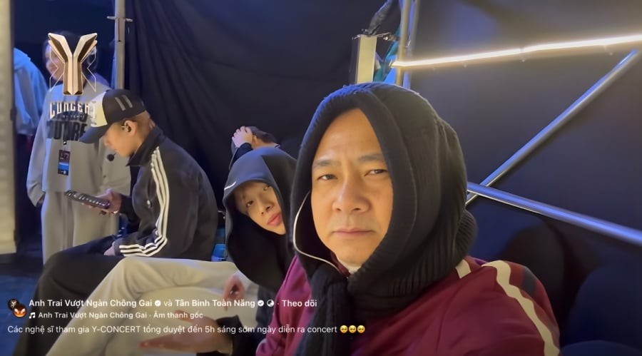 NSND Tự Long ngồi cạnh Cường Bạch, chia sẻ khung cảnh tổng duyệt vào sáng sớm

