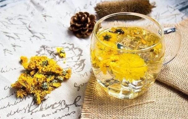 Trà hoa cúc có công dụng trừ tàn nhang