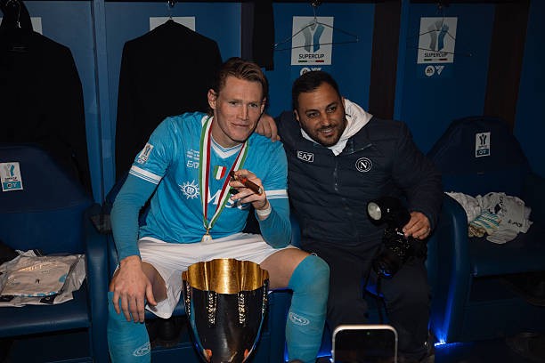 Scott McTominay ăn mừng danh hiệu bằng cách hút xì gà.