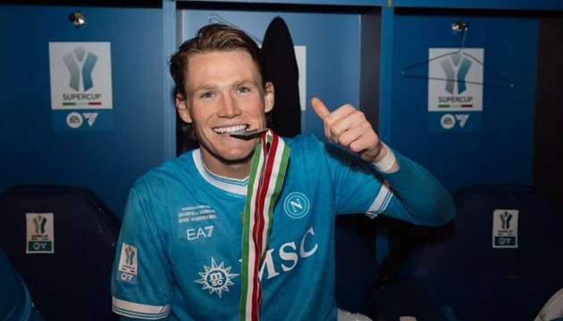 Scott McTominay ăn mừng danh hiệu tiếp theo với Napoli.