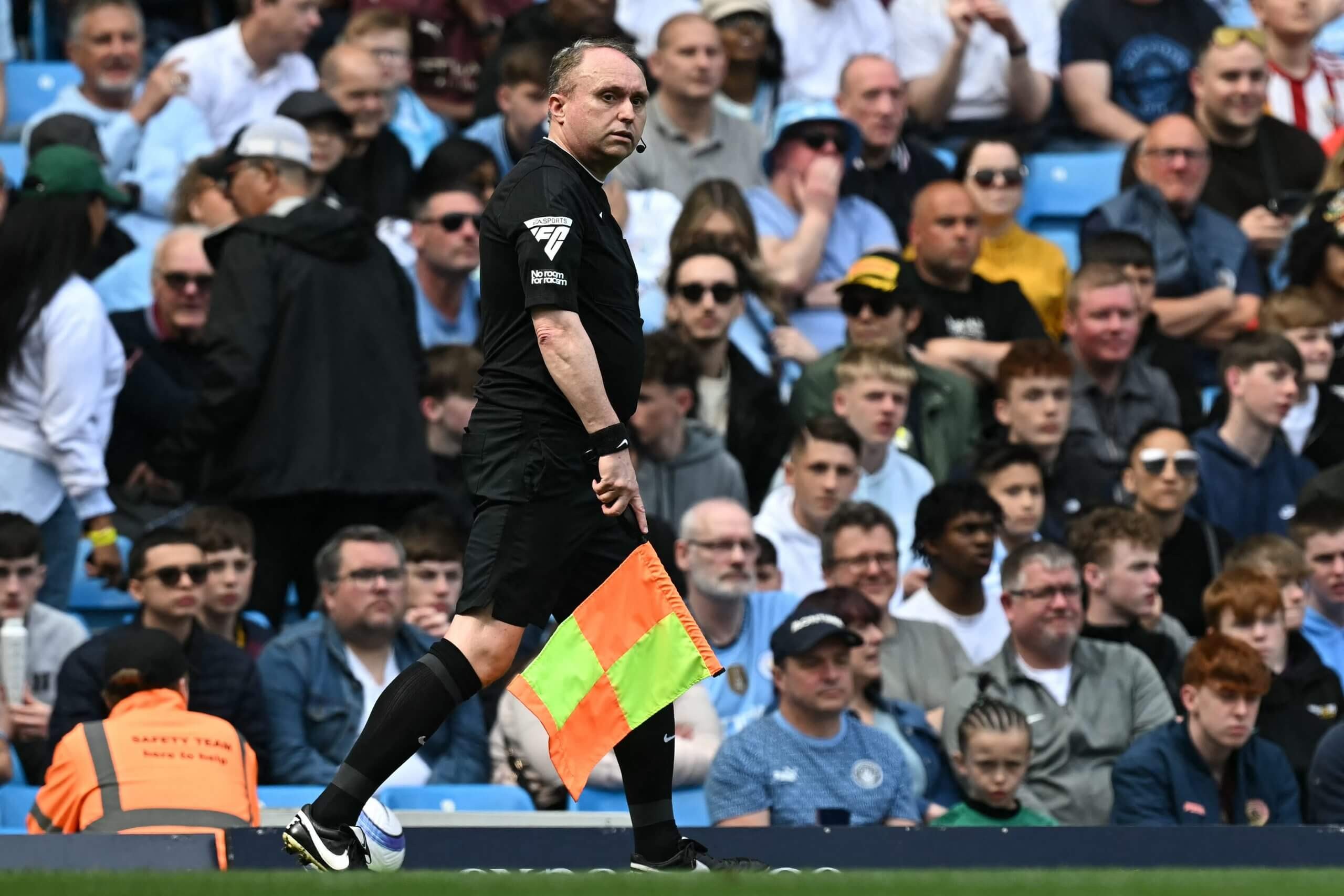 Darren Cann trong trận đấu cuối cùng của anh ấy tại Ngoại hạng Anh, trận gặp Manchester City và Crystal Palace, vào tháng 4 năm 2022.