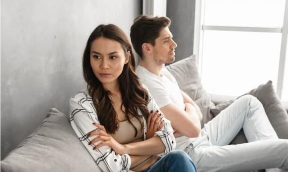 Không ít người rơi vào trạng thái hụt hẫng khi nhận ra bạn đời không còn giống như trong tưởng tượng, còn hôn nhân thì không “màu hồng” như kỳ vọng ban đầu.