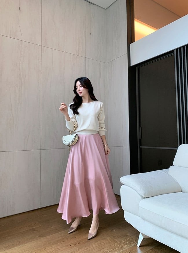 Chân váy lụa luôn được yêu thích vì vẻ mềm mại, nữ tính và hiệu ứng sang trọng mà chất liệu này mang lại.