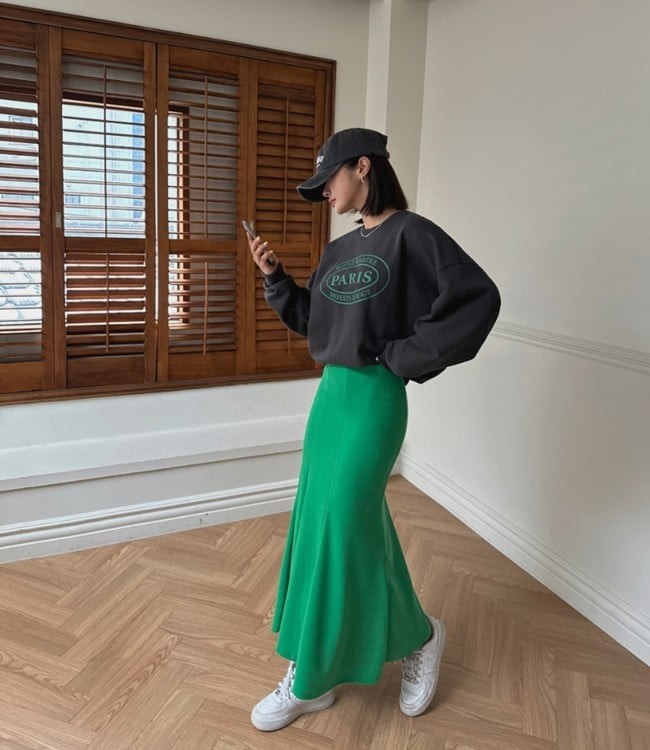 Chân váy đuôi cá luôn mang đến vẻ mềm mại và duyên dáng, đồng thời tạo hiệu ứng vòng hông đầy đặn hơn. 