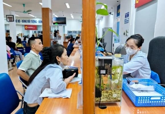 Theo quy định của Luật Việc làm 2013, trợ cấp thất nghiệp (TCTN) hằng tháng được xác định bằng 60% mức bình quân tiền lương tháng đóng bảo hiểm thất nghiệp của 6 tháng liền kề trước khi người lao động thất nghiệp, nhưng không vượt quá mức trần nhất định. 