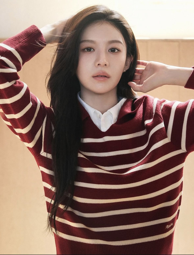 Công thức layer áo len mỏng mặc ngoài sơ mi trắng đã trở thành “biểu tượng” của thời trang Hàn Quốc. 