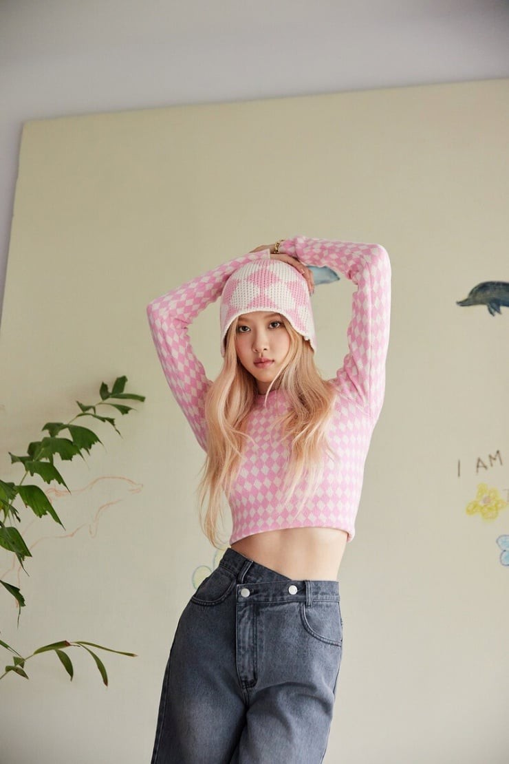 Áo croptop tôn vòng eo nhỏ, trong khi quần cạp cao giúp kéo dài đôi chân và định hình vóc dáng cân đối. 