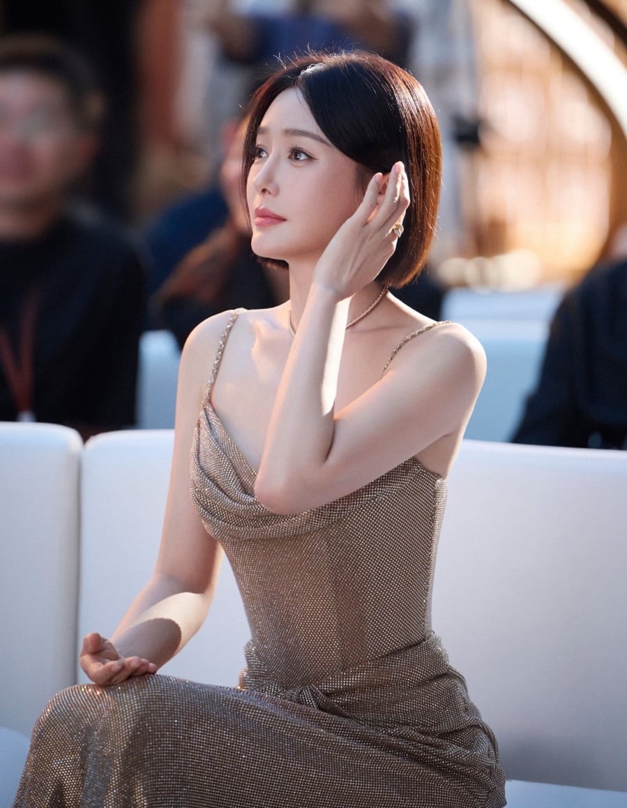 Không chỉ ghi dấu ấn bằng sự nghiệp diễn xuất vững chắc với nhiều vai diễn kinh điển, nữ diễn viên còn duy trì được vóc dáng thon gọn và làn da mịn màng, rạng rỡ