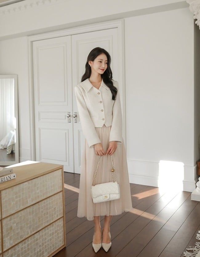 Voan vốn mang lại cảm giác bồng bềnh, nữ tính và có chút tiểu thư, chưa kể kiểu xếp tầng còn giúp vòng 3 trông đầy đặn hơn