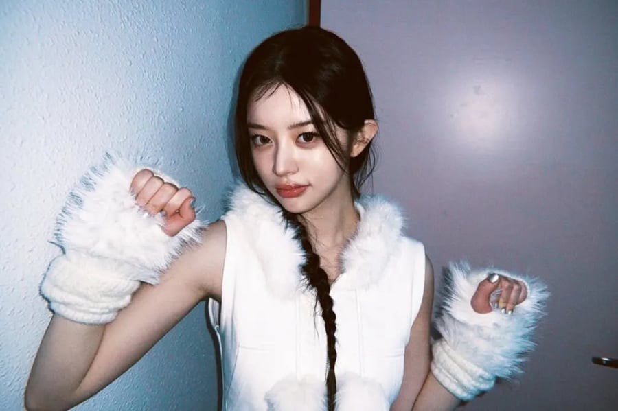 Những gam màu nổi hoặc sắc trắng tinh khôi trên nền chất liệu len giúp đôi tay trở thành điểm nhấn tinh tế, vừa giữ ấm vừa làm sáng tổng thể trang phục mà không gây cảm giác nặng nề.