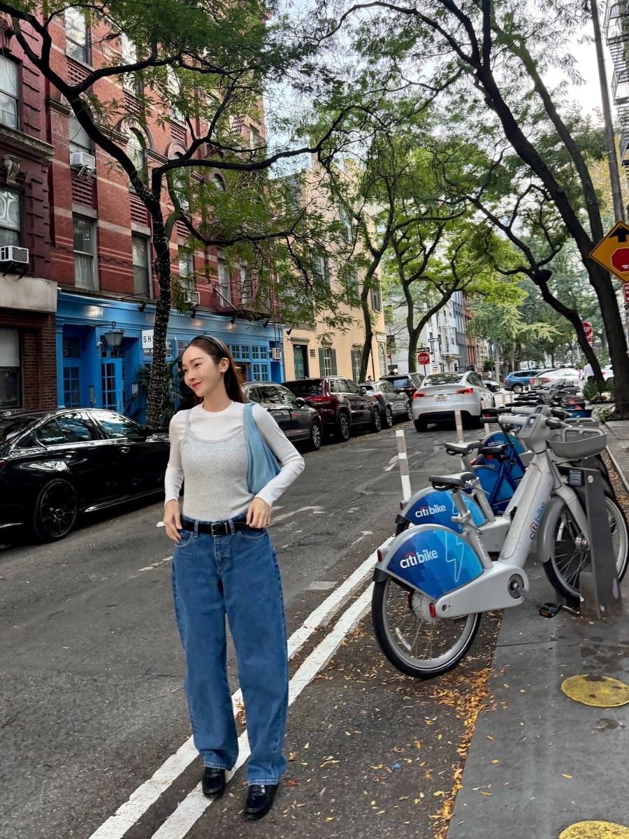 Một trong những công thức quen thuộc của Jessica là tận dụng áo tank top mùa hè bằng cách layer cùng áo thun trắng.