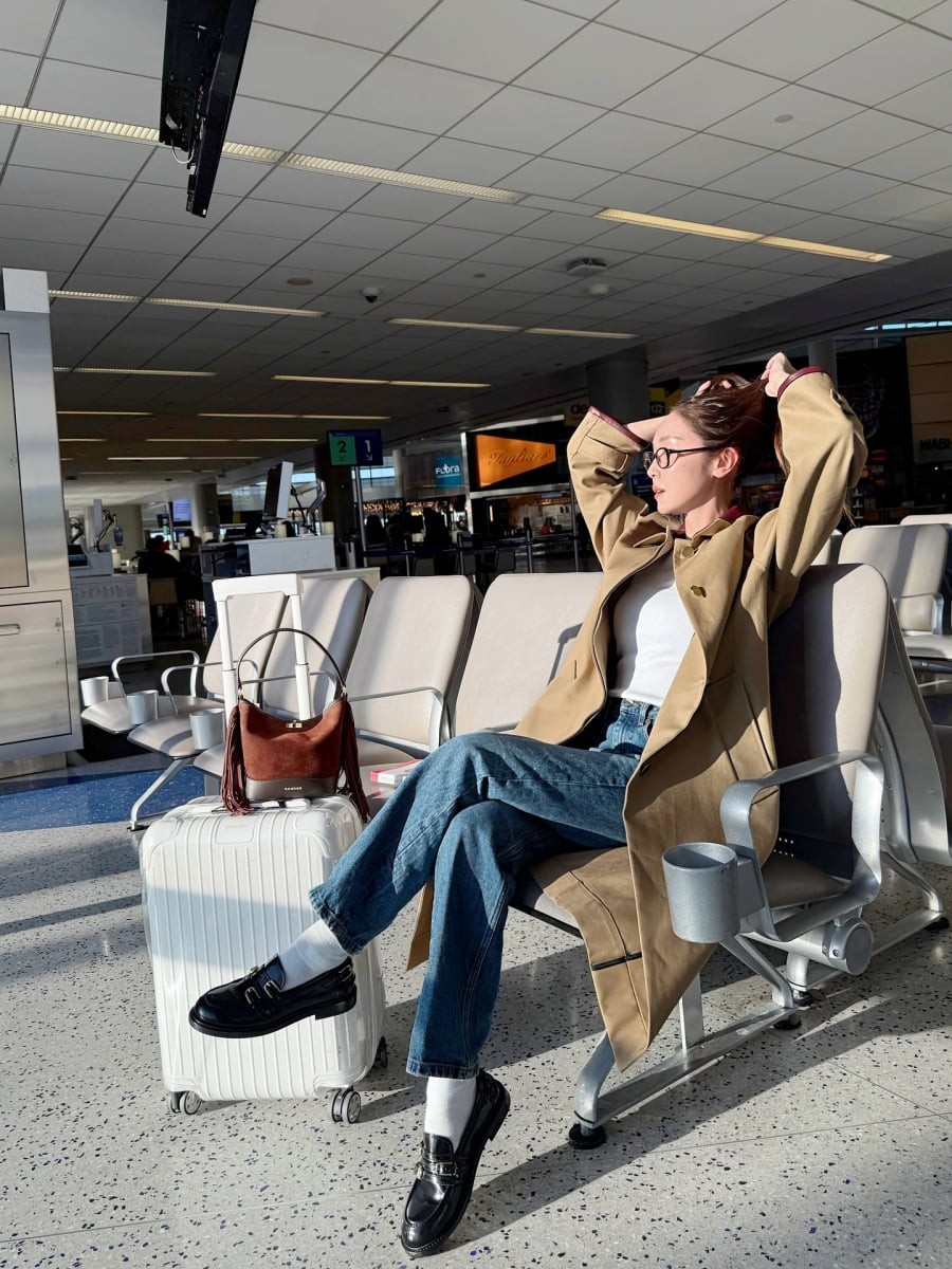 Với những ngày se lạnh, trench coat trở thành lựa chọn hàng đầu của Jessica. 