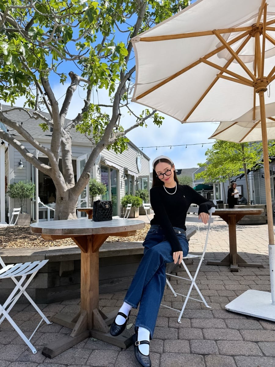 Khi thêm bờm tóc, vòng cổ ngọc trai và giày mary jane, outfit mang hướng nữ tính nhẹ nhàng nhưng không mất đi sự sang trọng.