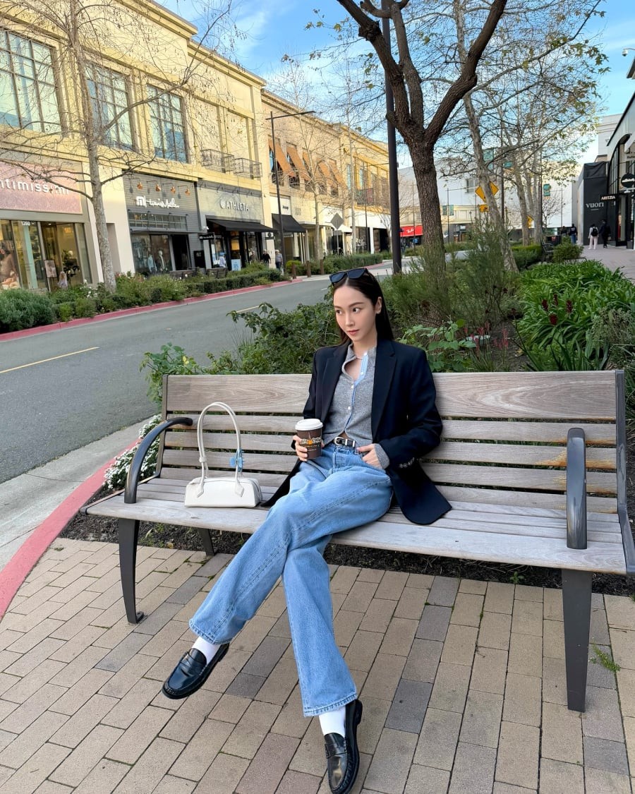 Sự đồng điệu giữa các gam màu, cộng với loafer và thắt lưng da, giúp bộ trang phục vừa hài hòa vừa tinh tế.