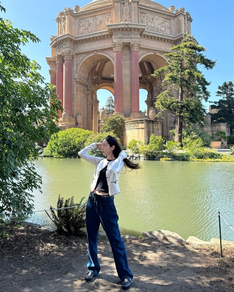 Những mẫu cardigan viền nổi bật cũng được Jessica ứng dụng linh hoạt. 