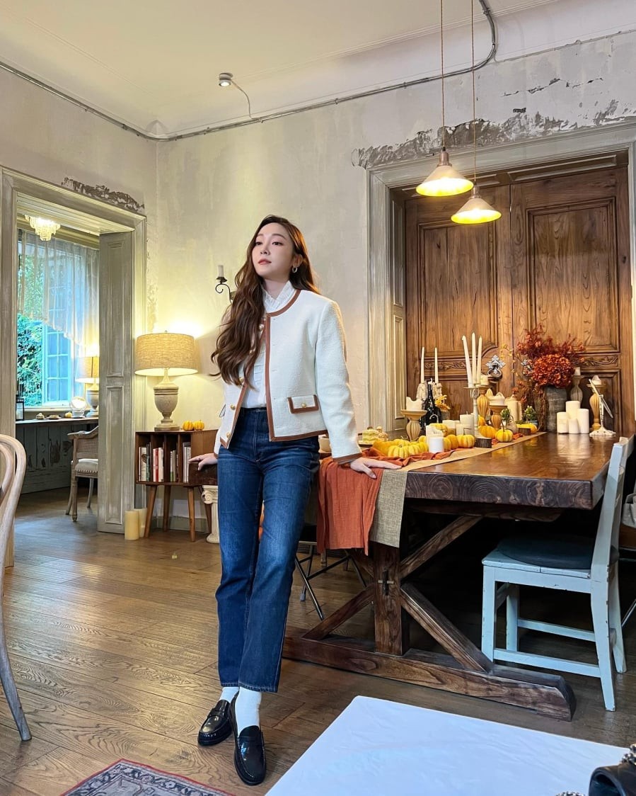 Khi muốn hướng đến vẻ nữ tính, Jessica chọn áo blouse xếp diềm đi cùng quần jeans ống đứng.