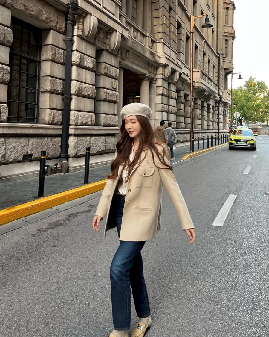 Ngoài ra, áo khoác màu be cũng là item quen thuộc trong tủ đồ của Jessica. 