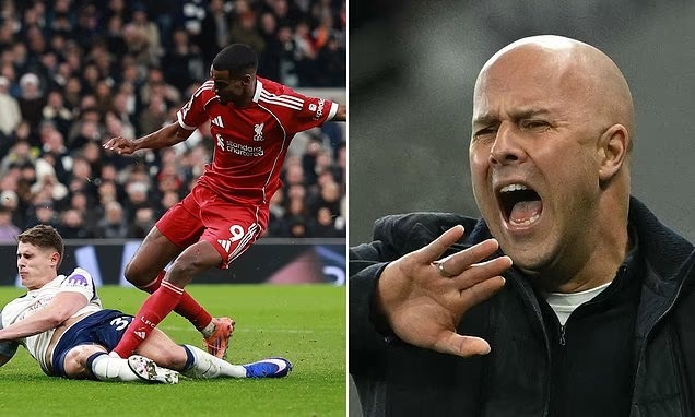 HLV Arne Slot chỉ trích Micky van de Ven vì pha vào bóng nguy hiểm với Alexander Isak.