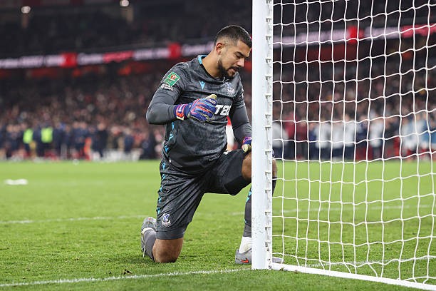 Walter Benitez giúp Crystal Palace kéo Arsenal đến loạt sút luân lưu.