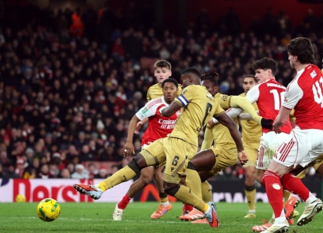 Guehi ghi bàn gỡ hòa cho Palace.