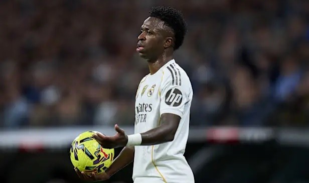 Vini hoài nghi về tương lai tại Real.