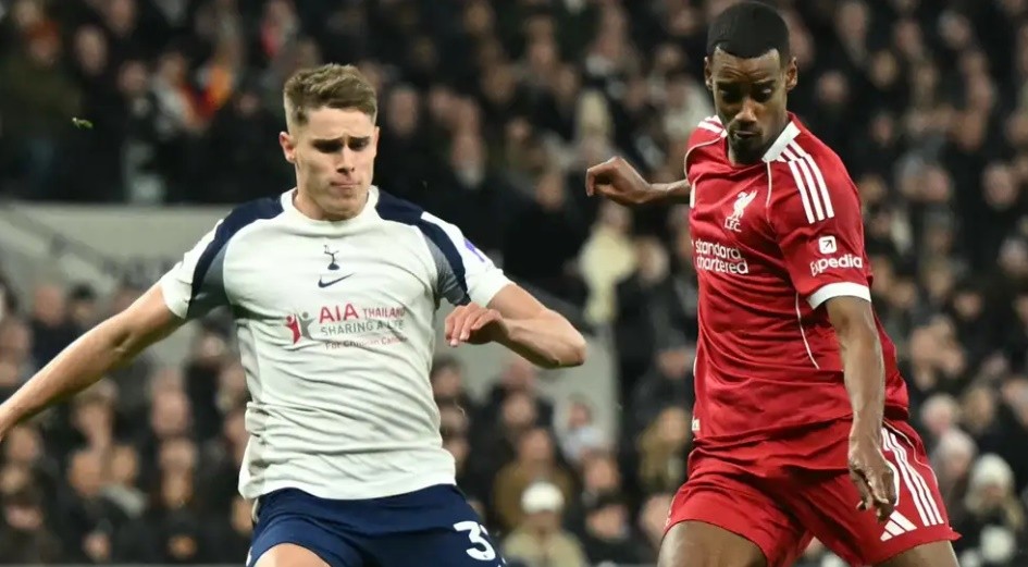 Van de Ven đã gửi lời xin lỗi đến Isak sau pha phạm lỗi.