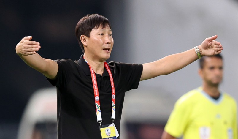 HLV Kim Sang-sik cần giúp bóng đá Việt Nam có được sự phát triển bền vững. Ảnh: VFF.