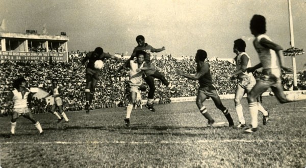 Đội bóng Đường sắt Việt Nam thi đấu trên sân Thống Nhất năm 1976. Ảnh: Tài liệu.